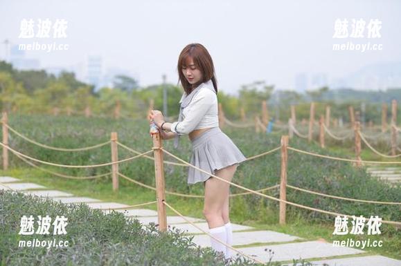 魔镜街拍最新图片：在黑丝裹住的腿上，我们发现了无尽的可能性！