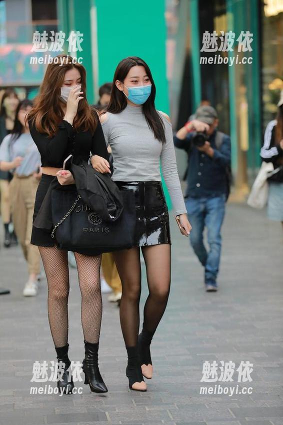 短裙灰丝高跟后果自负，魔镜街拍的套图难道是在玩火？