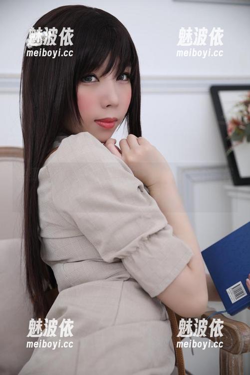 鹿野希 鹿野希化身白衬衫女神,更新了点不一样的cos,真有趣。